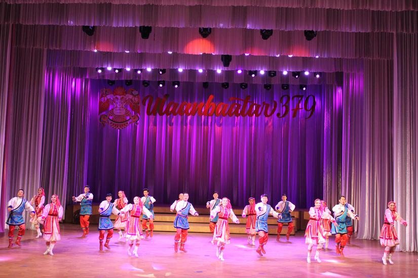 Соёлын Төв Өргөөний тайзнаа “Нийслэлийн 379 жилийн ойн хүндэтгэлийн тоглолт”